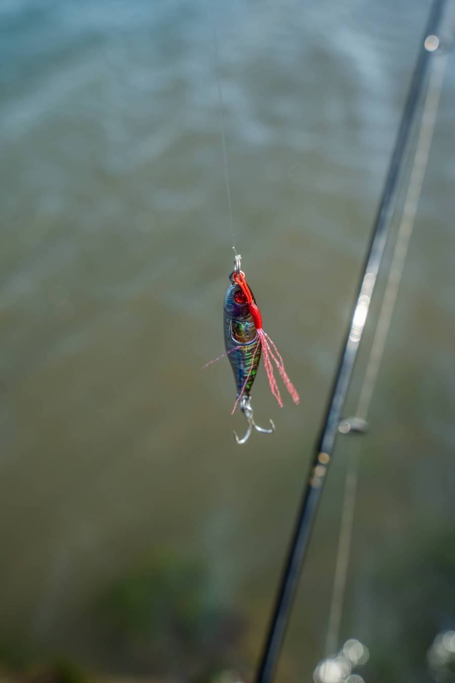 Descubre el Mustad Mezashi Casting Jig. Diseño asimétrico japonés, ojo refractante y anzuelos UltraPoint para una acción errática y clavadas seguras. MUSTAD MEZASHI MICRO CASTING JIG - Imagen 10