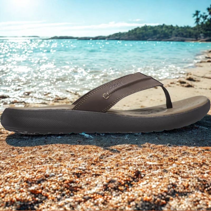 Las Yukon Vista II LiteRide™ Flip reinventan la sandalia clásica de hombre con un toque de sofisticación y tecnología avanzada. Su diseño con detalles de costura y parte superior de cuero sintético (vegan) ofrece un look versátil que se adapta tanto a un sendero ligero como a una reunión relajada en casa. CROCS CHANCLAS YUKON VISTA II LR FLIP