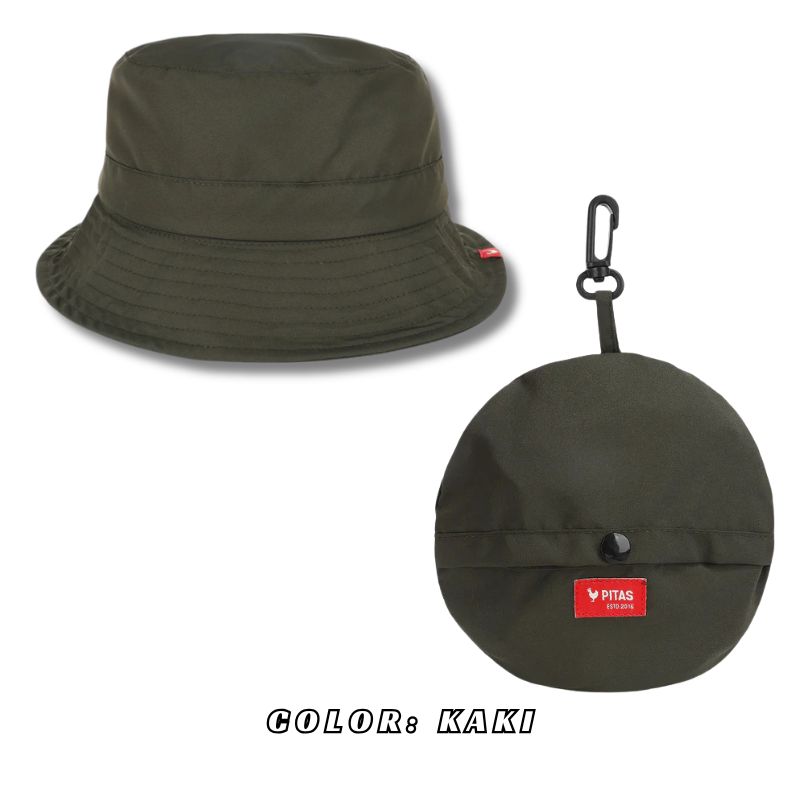 El gorro tipo bucket Walk In de Pitas en color kaki es el accesorio unisex definitivo para esta temporada. Confeccionado en poliéster de alta calidad, destaca por su ligereza, comodidad y su capacidad de secado rápido. Su diseño de ala flexible y estética relajada lo convierten en el complemento perfecto para protegerse del sol con un toque moderno y desenfadado. Además, cuenta con un ingenioso sistema de plegado interior que te permite guardarlo fácilmente en cualquier parte. El aliado ideal tanto para los días de playa como para tus planes urbanos. WALK IN PITAS GORRO BUCKET BOLSO - Imagen 3